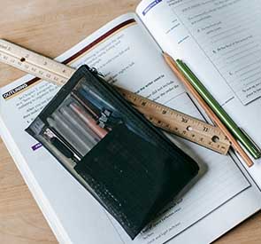 Schulmaterial mit Heft, Stiften und Lineal für Kinder in Nigeria, bereitgestellt durch Kinderschimmer e.V. zur Förderung von Bildung