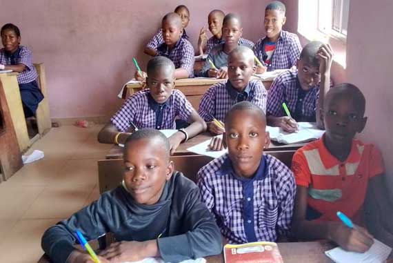 Schüler in Nigeria im Klassenzimmer, aufmerksam beim Unterricht