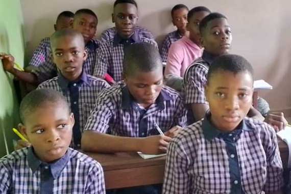 Schülergruppe im Klassenzimmer bei Schulaufgaben.